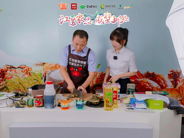 助农直播间里，主播教学螃蟹处理及蒸煮方法。刘平摄
