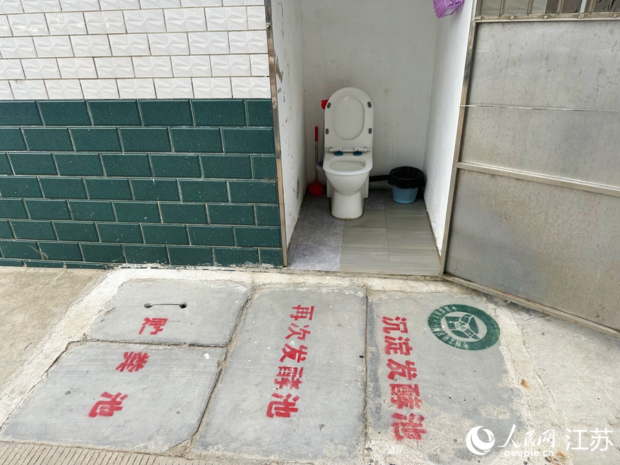 明朗村经过无害化改造的卫生户厕。人民网 周梦娇摄