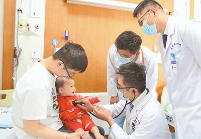 “心佑工程”團隊的醫生在為一名幼兒聽診。受訪者供圖