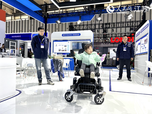 小朋友体验智能电动轮椅。人民网 王丹丹摄