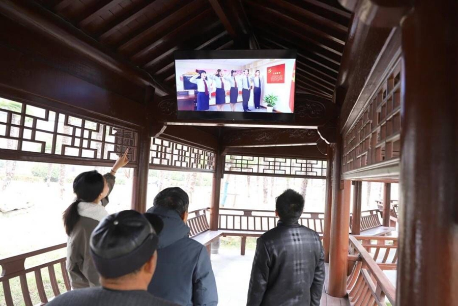 利用社区广场的电子屏播放宪法日宣传视频。芮莹摄