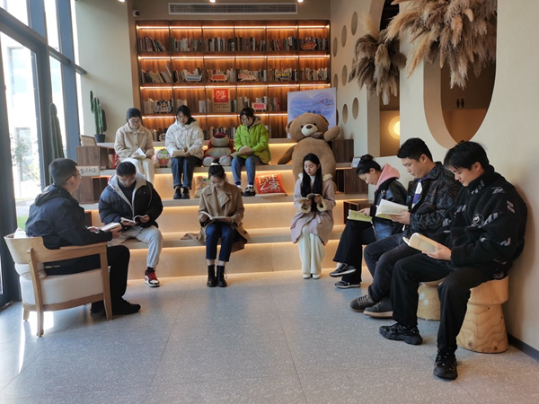 “青年之家”內，員工正在翻閱書籍。邳州市委宣傳部供圖