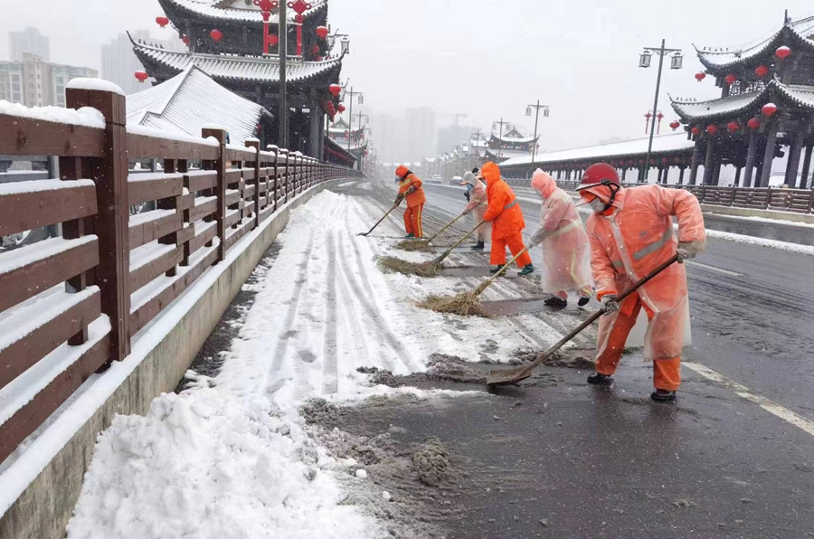南京市开展扫雪防冻行动。