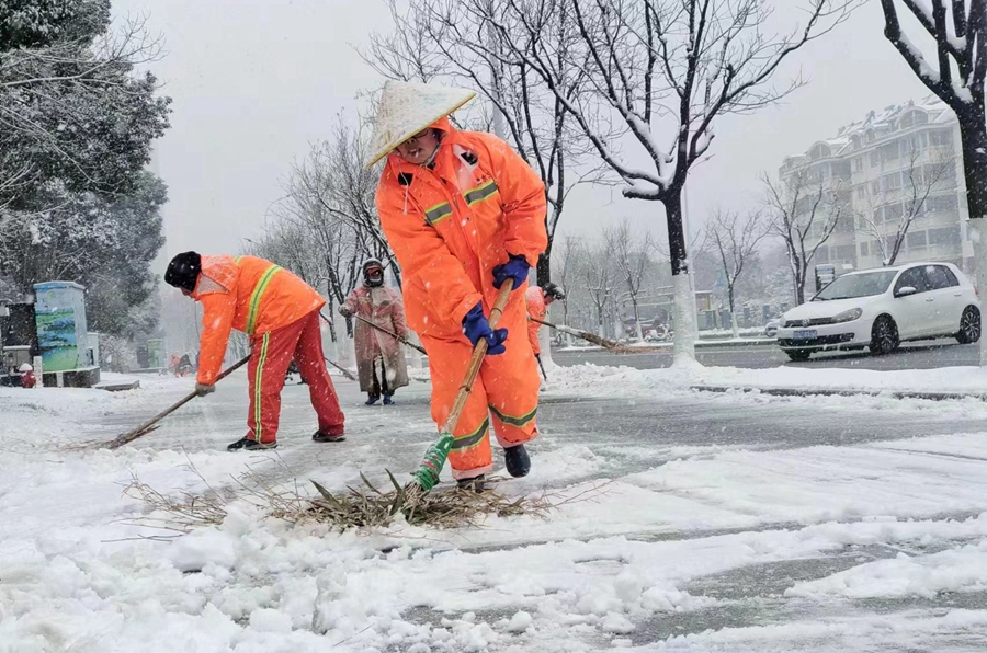 南京市开展扫雪防冻行动。