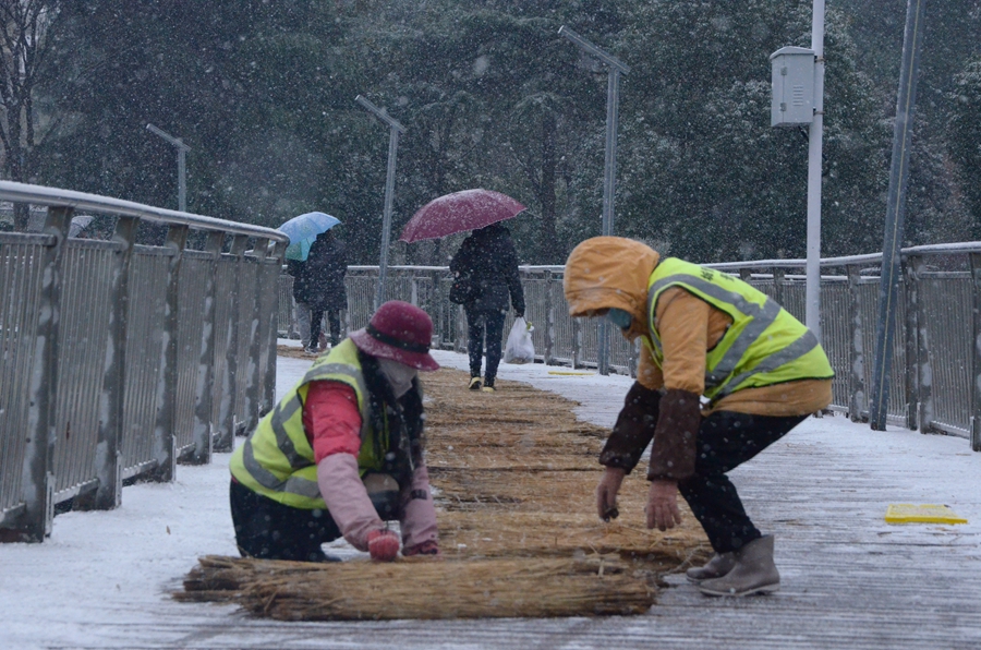 南京市开展扫雪防冻行动。