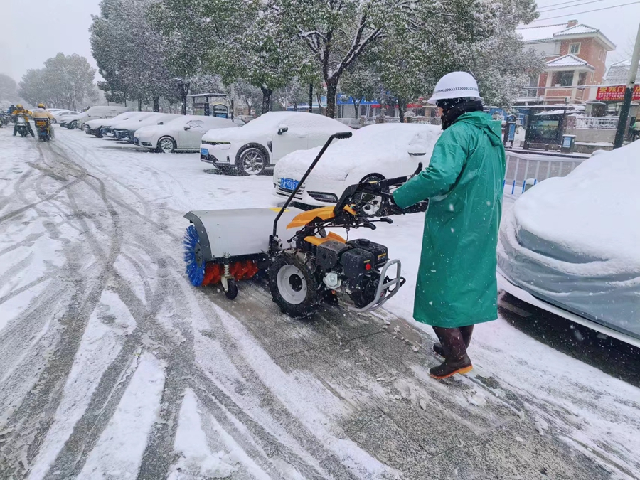 南京市开展扫雪防冻行动。