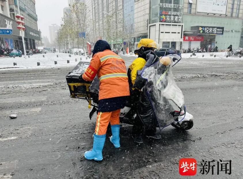 南京出动3.8万人迎战大雪 商户自发为沿街环卫工人送上热水热饭
