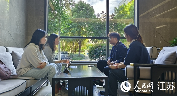 调研团队学生与调研对象深度交流。人民网 张瀚天摄