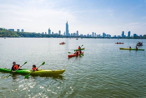 市民游客在南京玄武湖上玩皮划艇。常成摄
