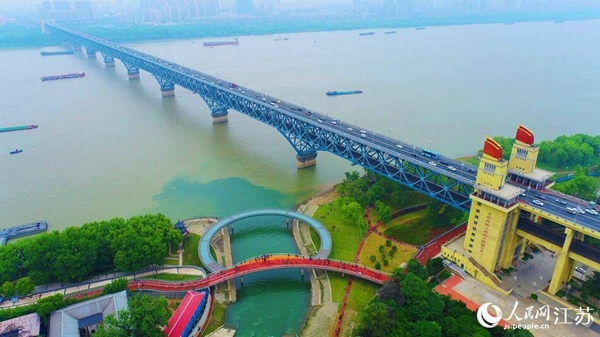 南京长江大桥亲水圆环景观桥。冷金明摄