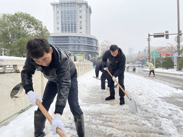 黨員志願者參加冬季掃雪除冰行動。邗江煙草供圖