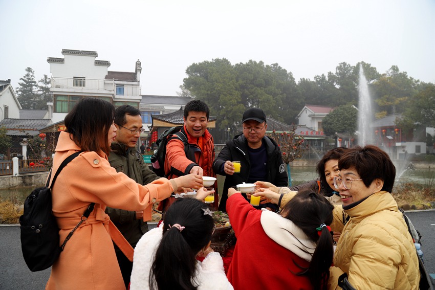 長街宴上，游客們品味美食。高淳區融媒體中心供圖