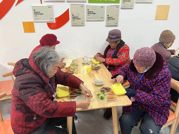 无锡惠山区惠爱爱心餐厅内，老人们正在就餐。陈晓铭摄