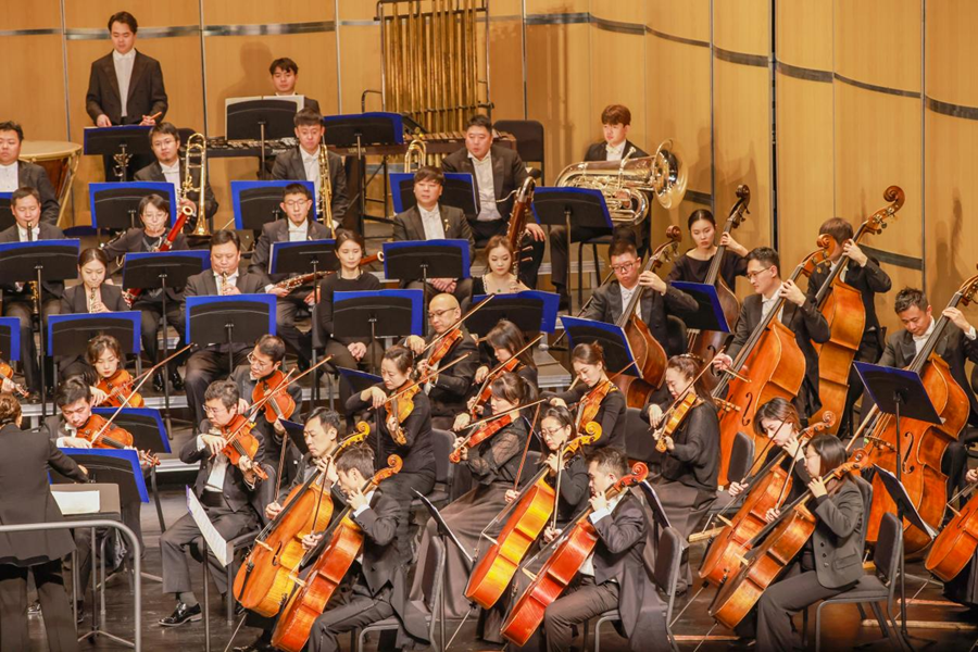 中國交響樂團在靖江大劇院演出。盛義攝