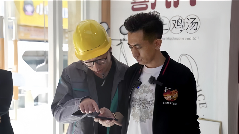 工作人員到李彥明的餐飲店裡安裝智慧電力安全監測系統。 無錫日報供圖