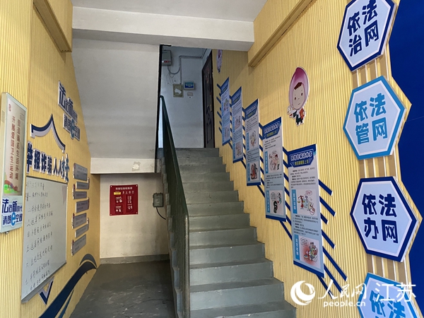 张镇桥村小区楼道里张贴的网络安全宣传单。人民网 杨维琼摄