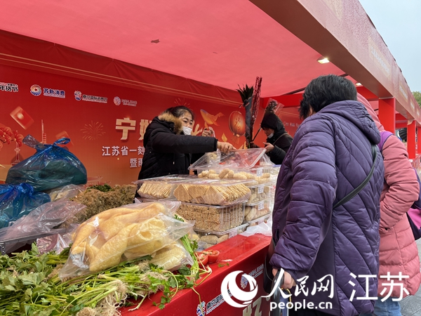 江蘇省一刻鐘便民生活節（南京專場）現場，市民正在排隊採購農產品。人民網 王雪彤攝