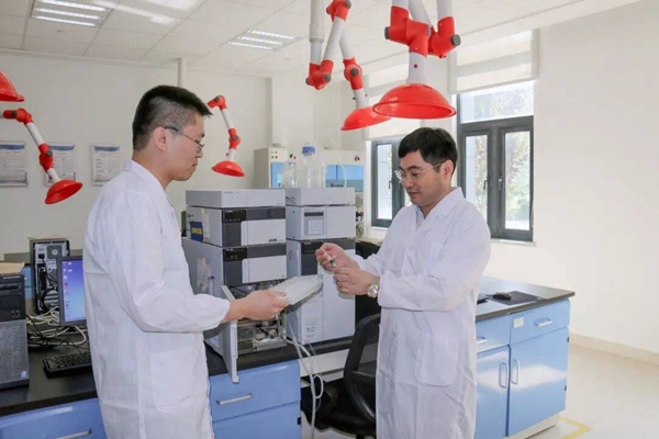 劉加平（右）在實驗室與技術人員開展試驗研究。江蘇省住建廳供圖