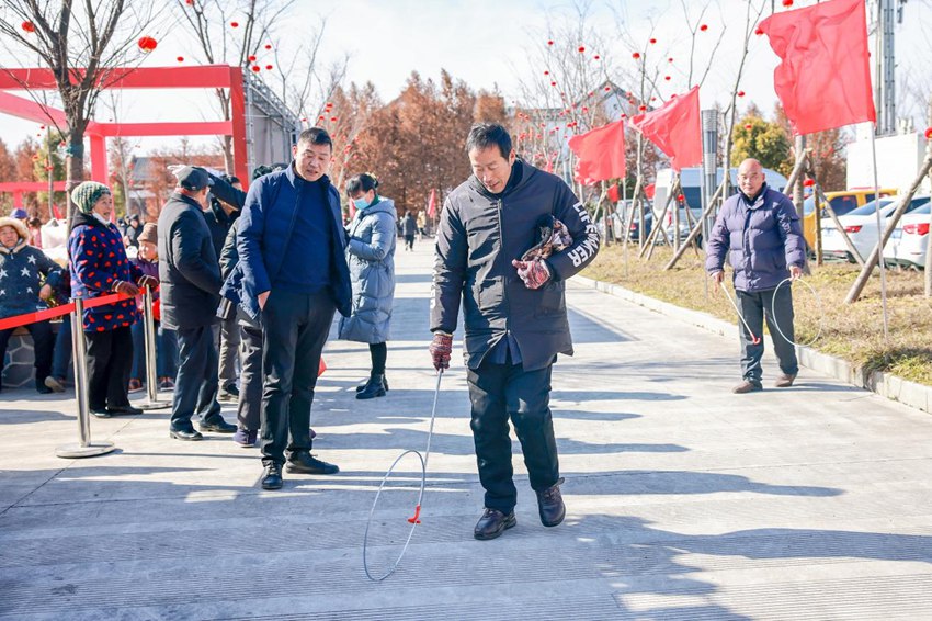 年俗体验区，村民推铁环。盛义摄