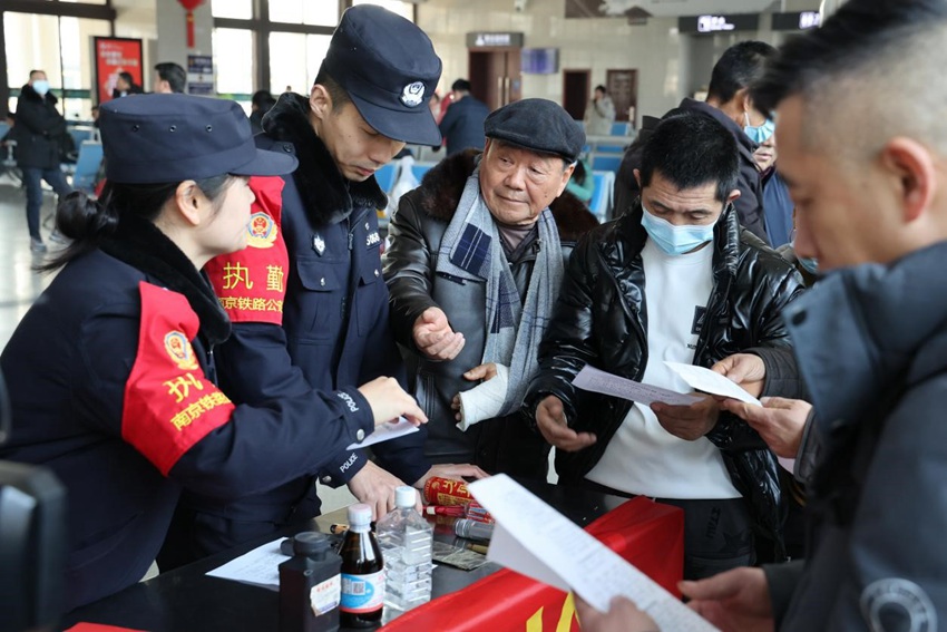 開展防詐和安全乘車宣傳。王琴攝