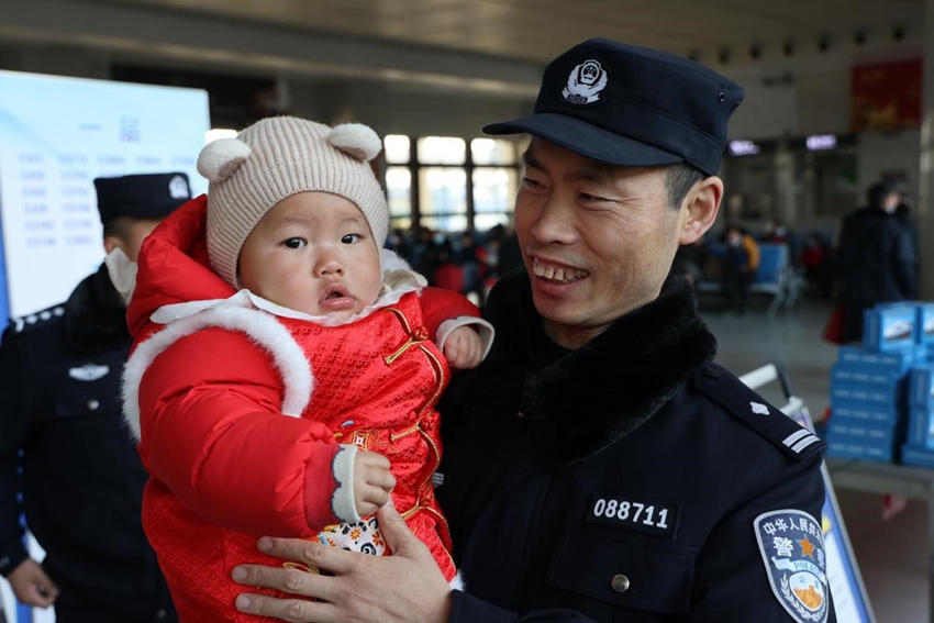 民警与小旅客合影。王琴摄