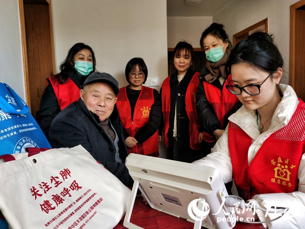 医护人员上门为尘肺病患者范雪坤进行常规体检。人民网记者 王继亮摄