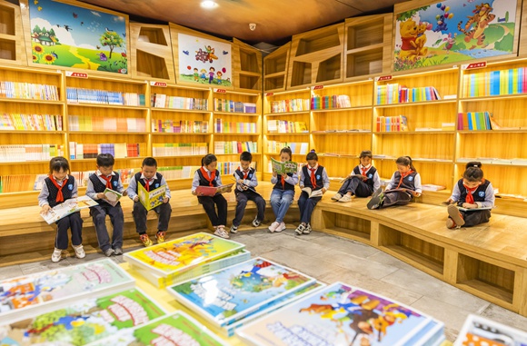 學生在泗洪縣青陽街道一閱讀打卡點讀書。泗洪縣委宣傳部供圖