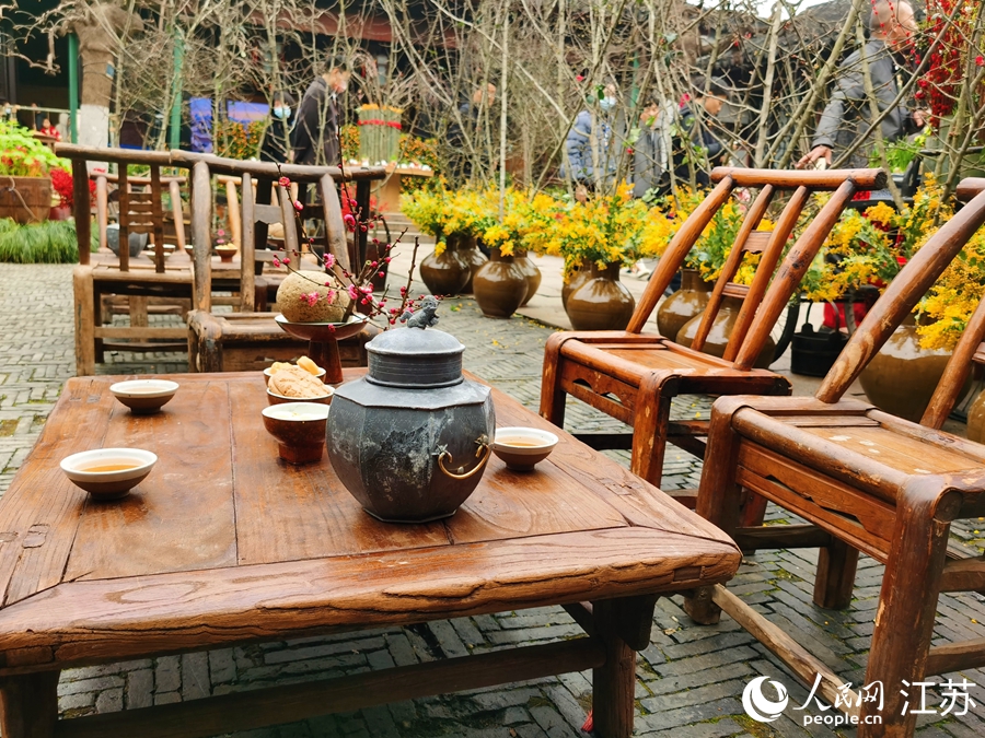 老桌椅、老茶爐品茶場景展示。人民網記者 王繼亮攝