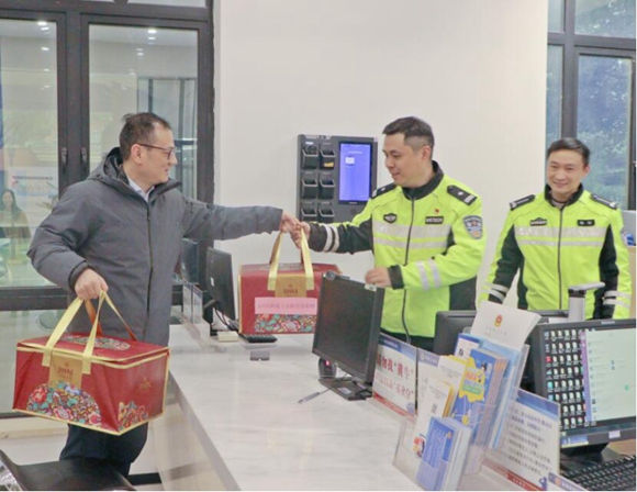 苏州高铁新城党工委副书记、管委会主任、北河泾街道党工委副书记、办事处主任沈一明慰问值班民警。苏州高铁新城供图