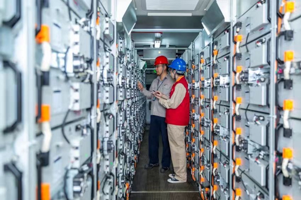 国网南京供电公司江宁分公司员工为南高齿生产车间做电力检查。受访对象供图