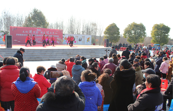 罗桥镇举办“文化进万家，欢乐过大年”党员冬训进广场活动。维勇摄