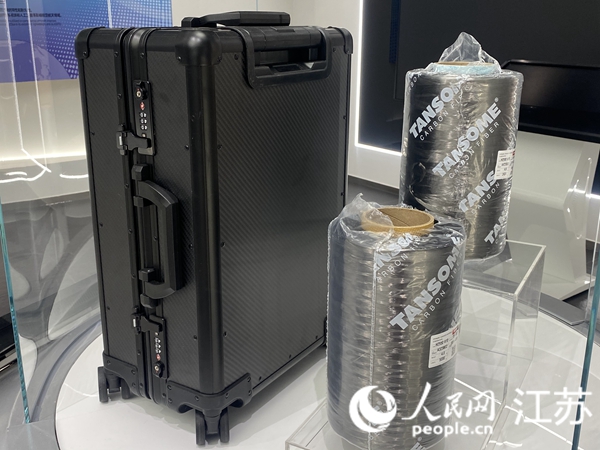 晓星碳材料（江苏）有限公司高性能碳纤维产品展示。人民网 杨维琼摄