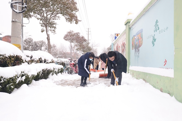 宿迁烟草组织干部职工清扫地面积雪。王丹丹摄