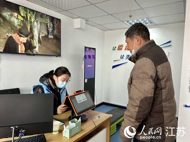 老人在养老综合服务中心刷脸登记。人民网 王丹丹摄 