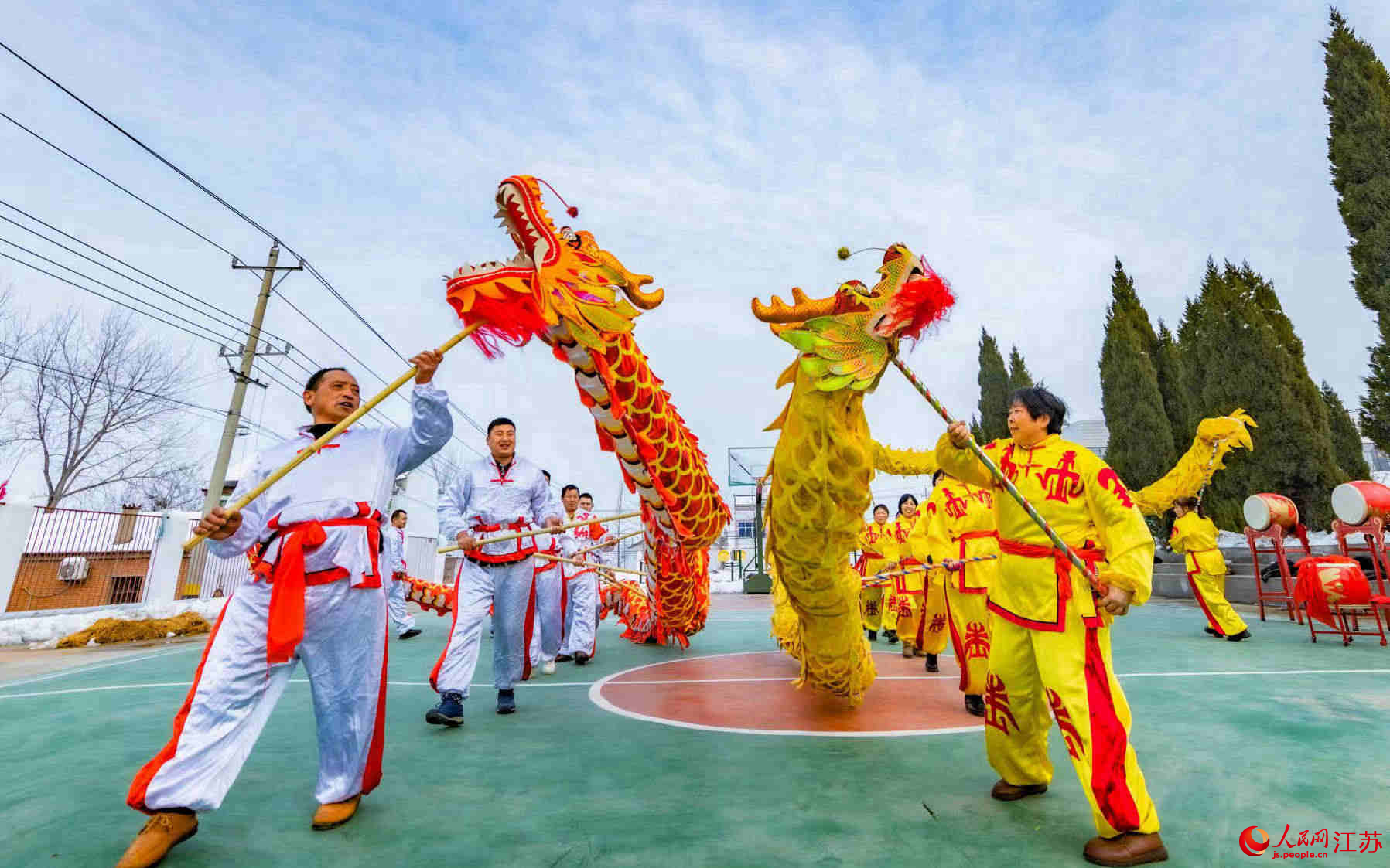 舞龙队为村民表演龙舞迎佳节。李文摄