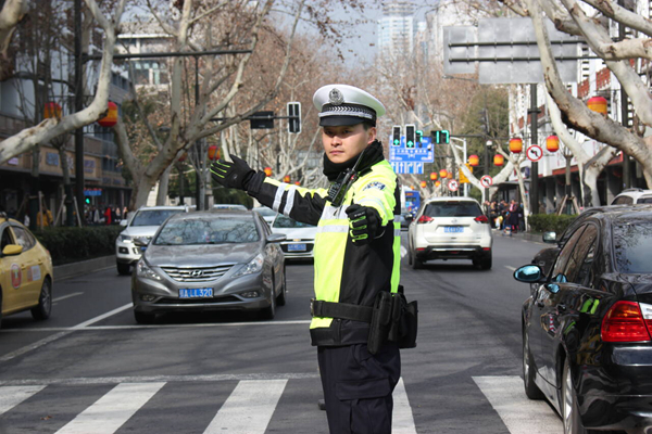 刘宁在保障交通秩序。受访者供图