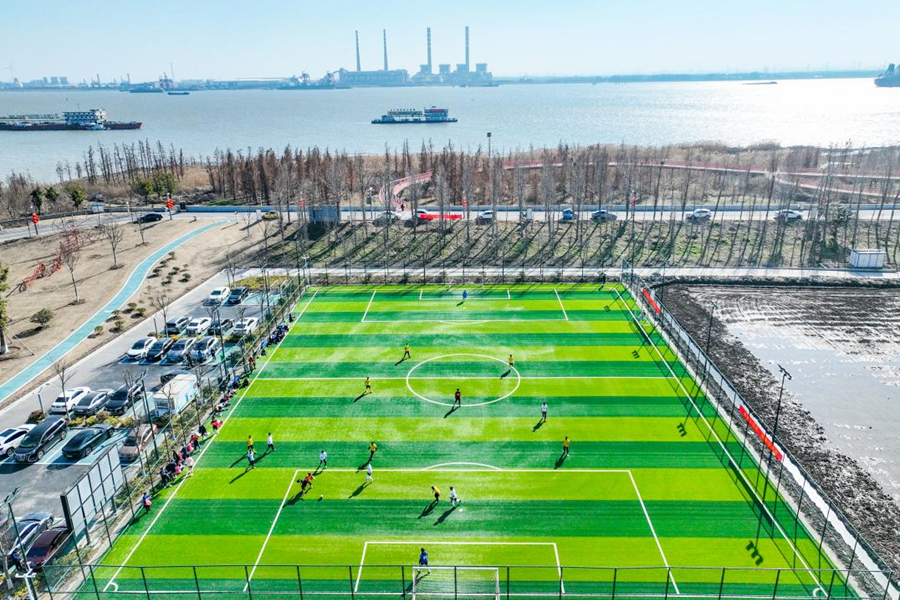 “村超”足球赛在渔忆长江湿地生态公园开赛。盛义摄