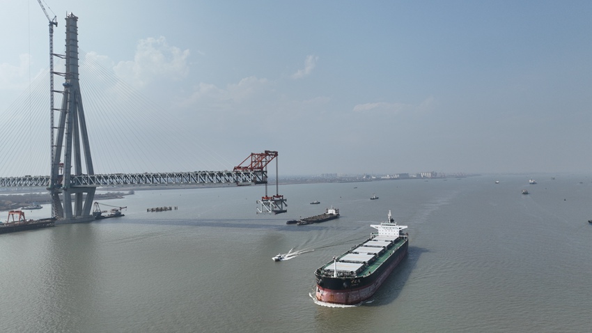 吊装现场。常州海事局供图