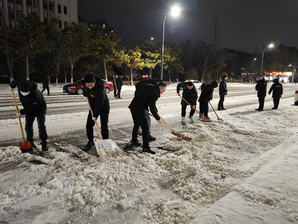 各单位连夜开始铲雪除冰。灌南县委宣传部供图