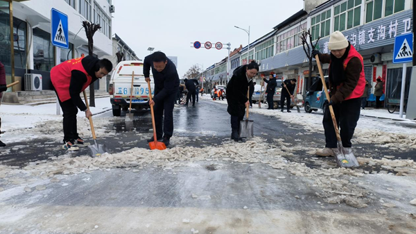 灌南縣湯溝鎮組織全鎮黨員干部在街道上除冰。灌南縣委宣傳部供圖