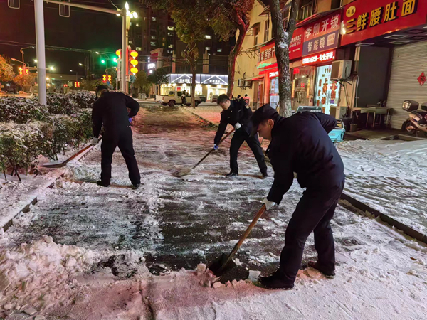 六合城管隊員徹夜進行掃雪除冰作業。六合城管供圖