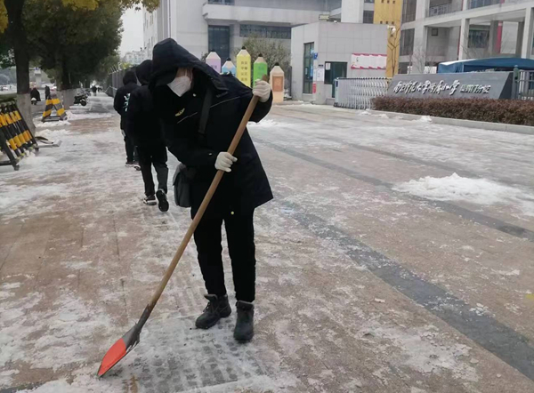 南京：超4.5万人次扫雪除冰保畅通