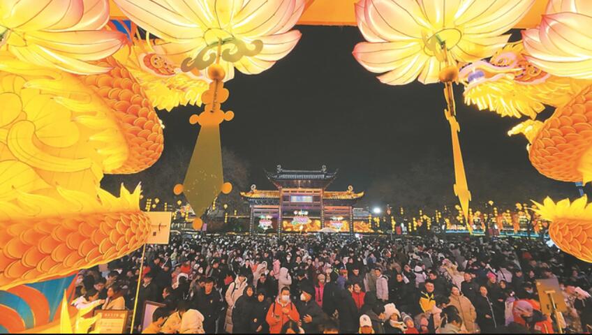 市民游客在南京夫子廟有序觀燈 共度元宵節