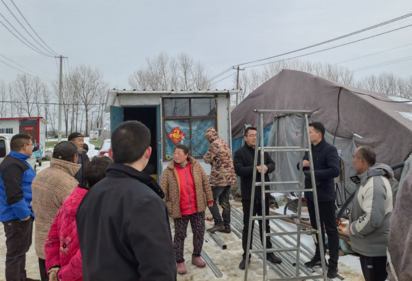 贾汪区的技术团队指导农户清理积雪冻雨、加固种植大棚。刘超摄