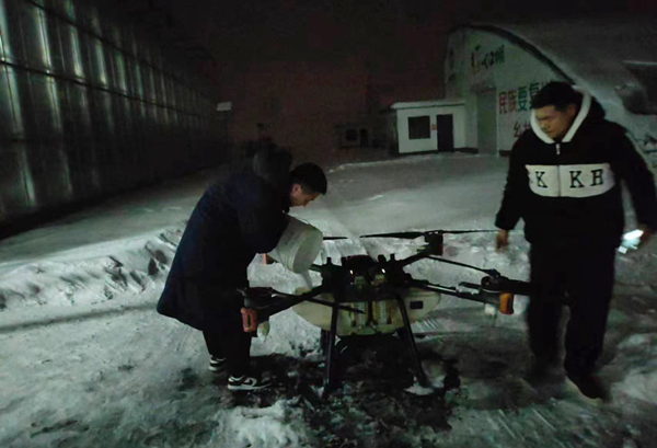 連雲港一番茄庄園基地用無人機進行融雪作業。海州區委宣傳部供圖