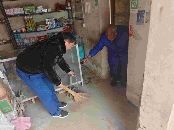志愿者为困难客户打扫卫生。宿豫烟草供图