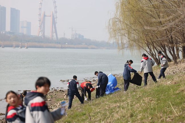 南京建鄴啟動守護母親河“淨灘行動”志願服務