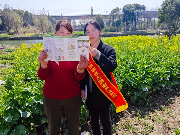 走进乡村对村民进行讲解 邮储银行供图