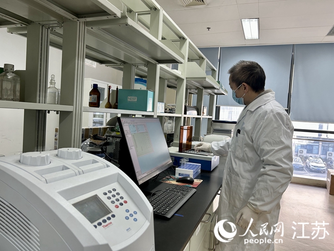 疫苗工程中心工作人员在做细菌内毒素检测。人民网 王丹丹摄