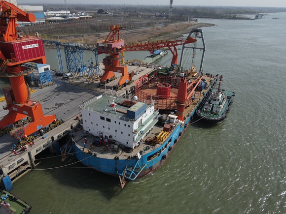 長江揚州段迎來2024年首艘海纜船。揚州海事局供圖